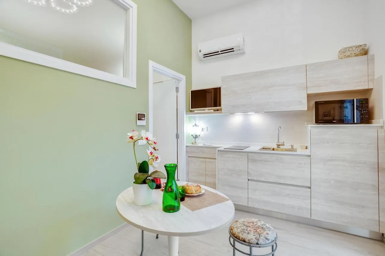 Madame Bari' Suite Apt In The Heart Of Bari 0*,